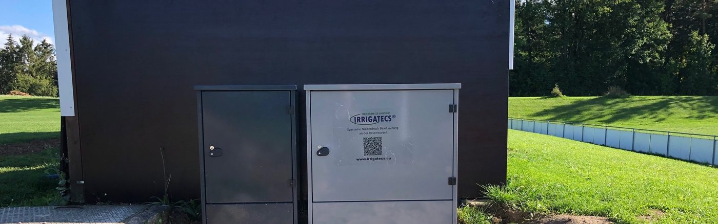 Zwei IRRIGATECS® Verteilerschränke nebeneinander an der Außenwand, je einer für Hauptplatz und Trainingsplatz