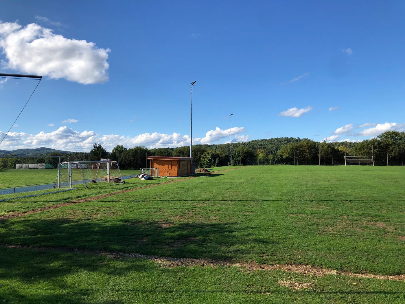 Sportplatz 24 Stunden nach Installation der IRRIGATECS® Bewässerung in der Erde