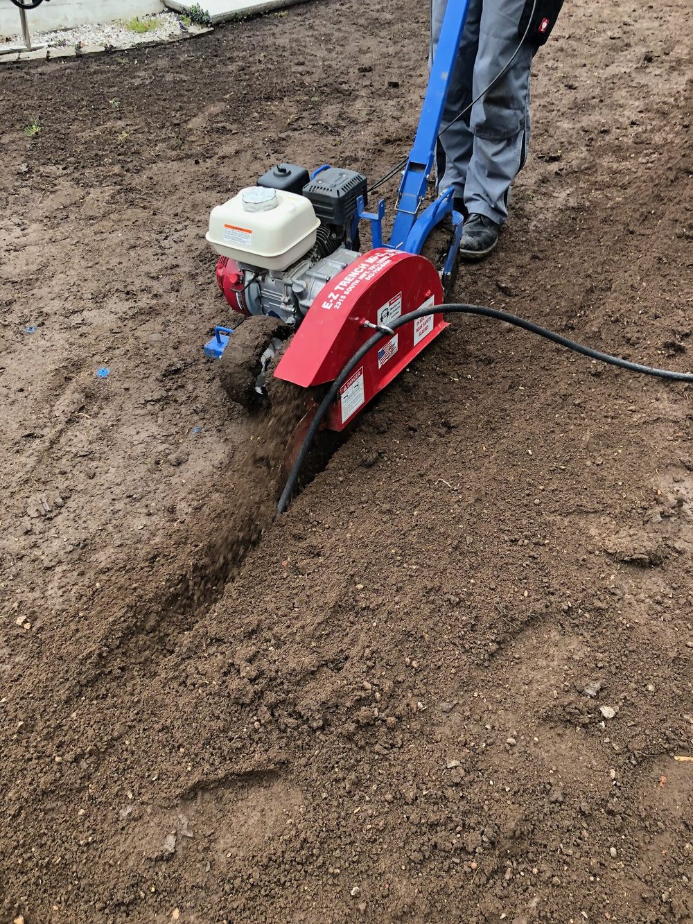 Verlegemaschine bringt den Bewässerungsschlauch für die Subsurface-Bewässerung in den Boden ein